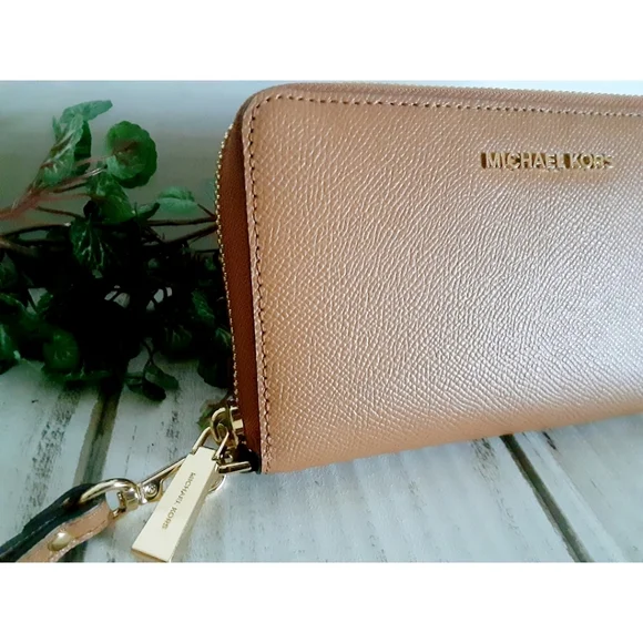 Michael Kors Multifunction Phone Wristlet/Wallet – Acorn - NWT - Picture 5 of 16